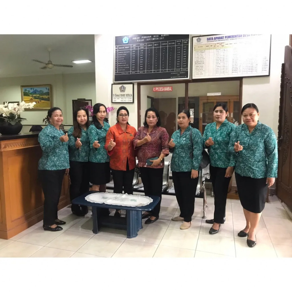 Kunjungan Tim Penggerak PKK ke Desa Mambal