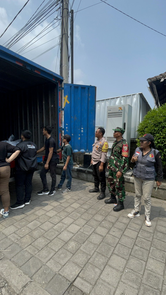 Distribusi Logistik Pilkada 2024 di Desa Mambal