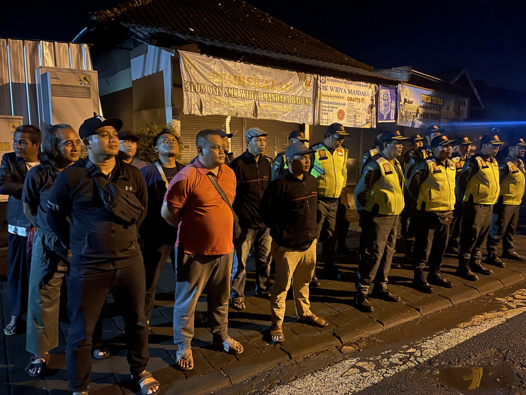 Linmas Desa Mambal laksanakan penjagaan rutin