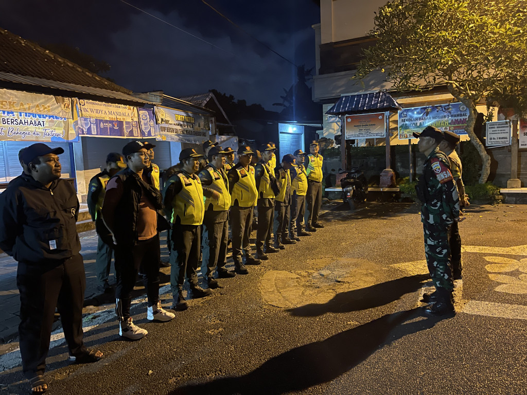 Linmas Desa Mambal laksanakan penjagaan rutin
