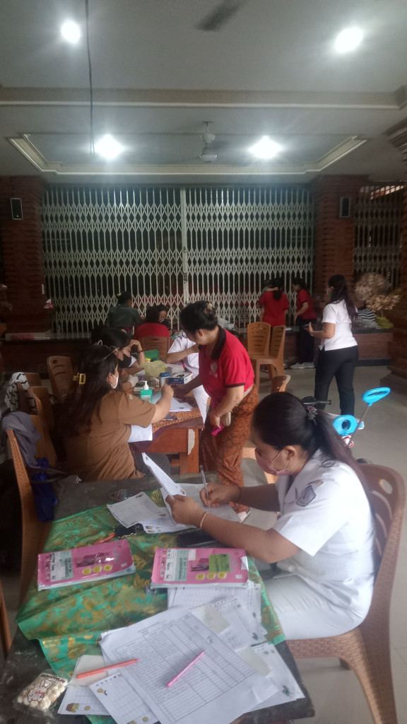 Kegiatan Posyandu di Desa Mambal