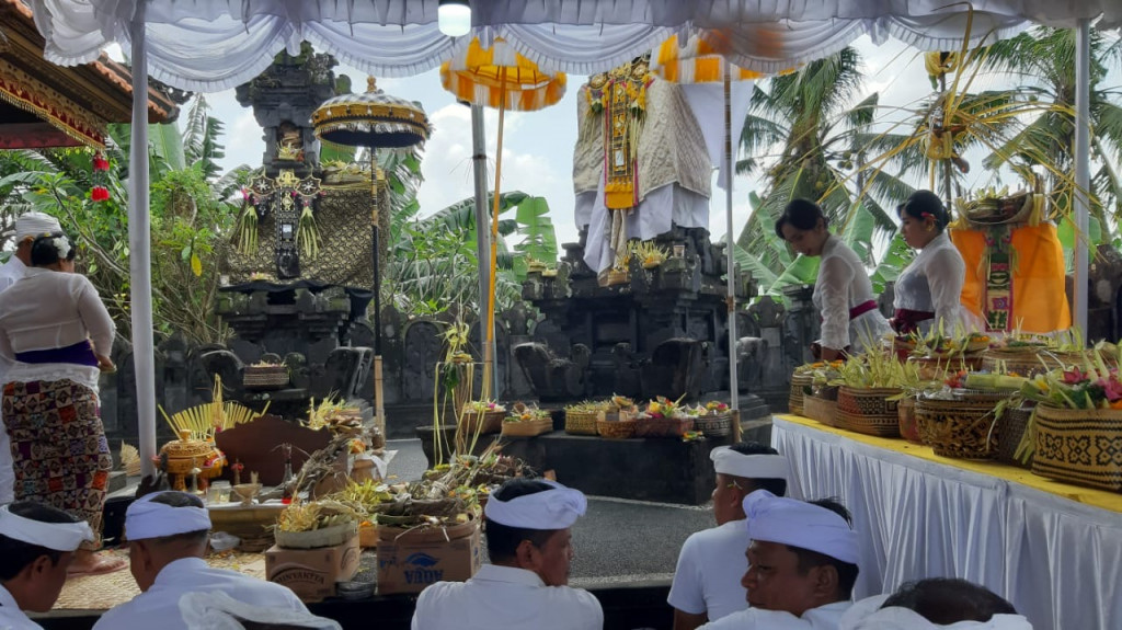 Piodalan di Pura Padma Kantor Desa Mambal