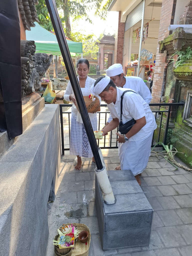 Perbekel Mambal hadiri upacara melaspas bale kulkul di Pura Demung mambal Kelodan