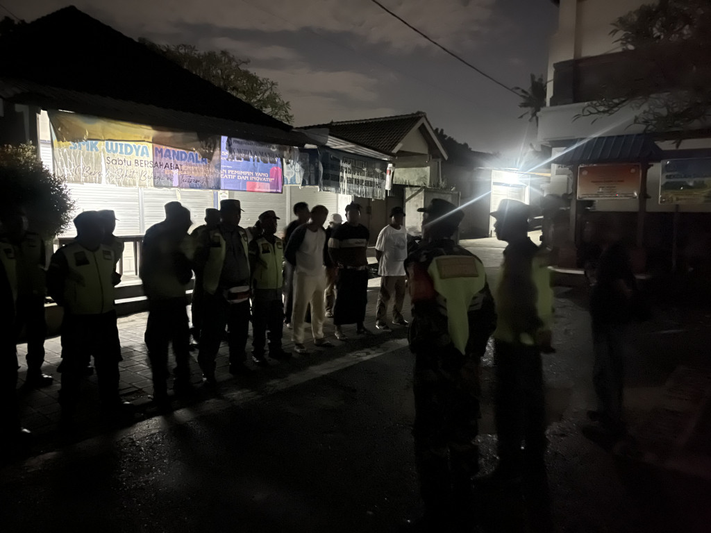 Wujudkan keamanan lingkungan, Linmas desa mambal laksanakan penjagaan rutin