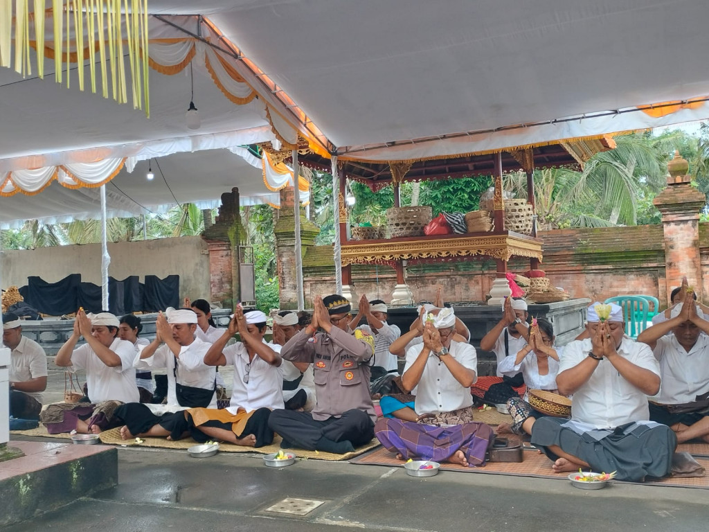 Pemerintah Desa Mekar Bhuwana Gelar Persembahyangan Bersama