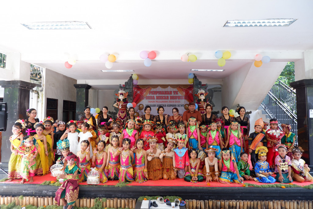 Perbekel Mekar Bhuwana Hadiri Perpisahan TK se-Desa Mekar Bhuwana Tahun Pelajaran 2024/2025