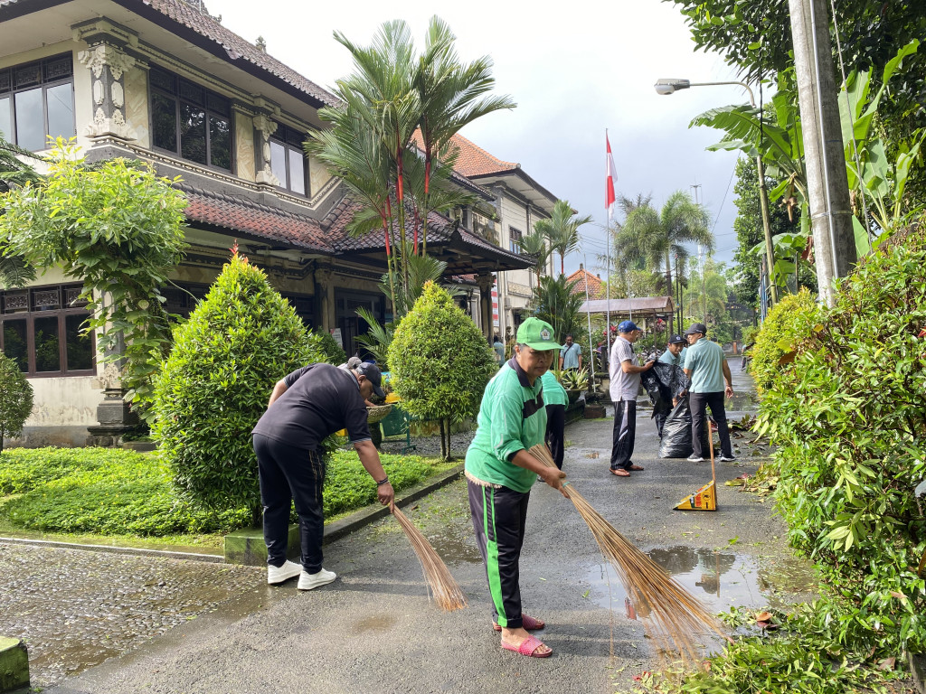 Kegiatan Bersih-bersih di Lingkungan Kantor Desa Mekar Bhuwana