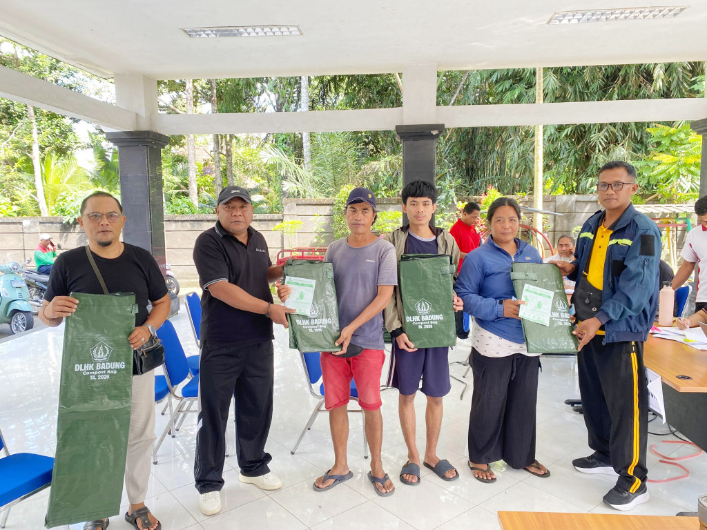 Pembagian Composter Bag Kepada Kepala Keluarga di Desa Mekar Bhuwana