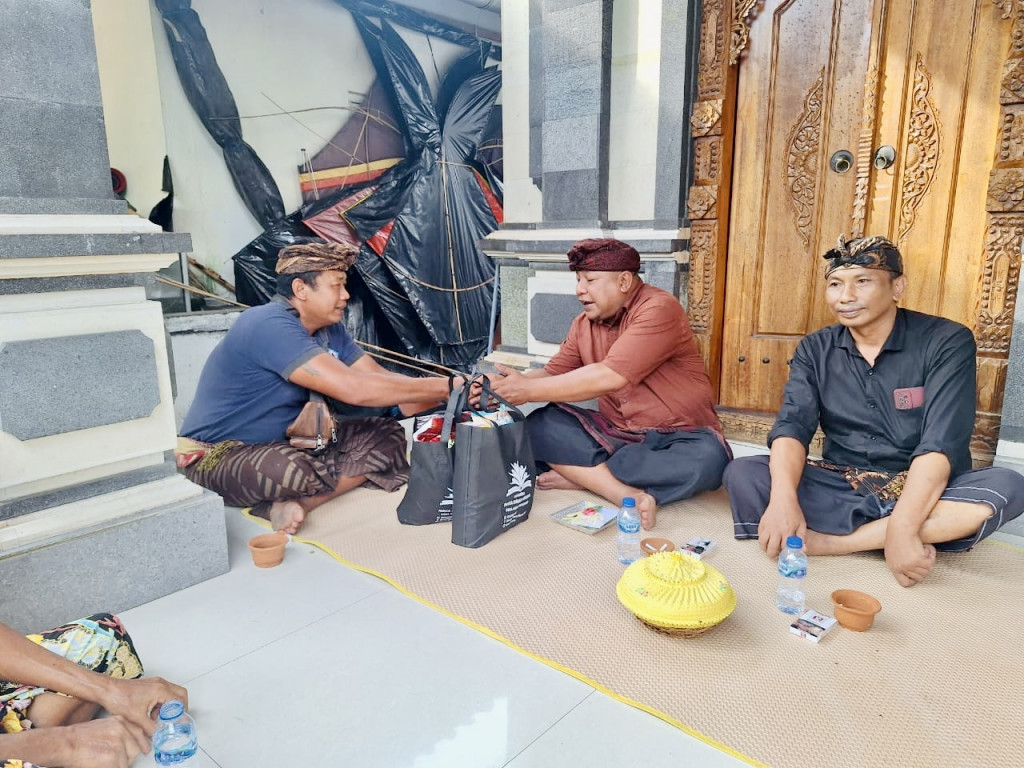 Perbekel Mekar Bhuwana Melayat Ke Rumah Duka Warga Di Desa Mekar Bhuwana