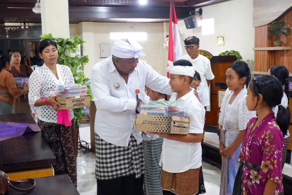 Penyerahan Hadiah Motivasi bagi Siswa Berprestasi Desa Mekar Bhuwana