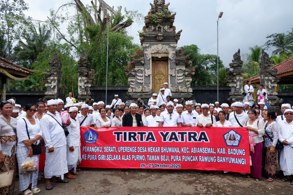 Tirtayatra Bersama Pemangku, Serati, dan Uperenge Desa Mekar Bhuwana ke Banyuwangi