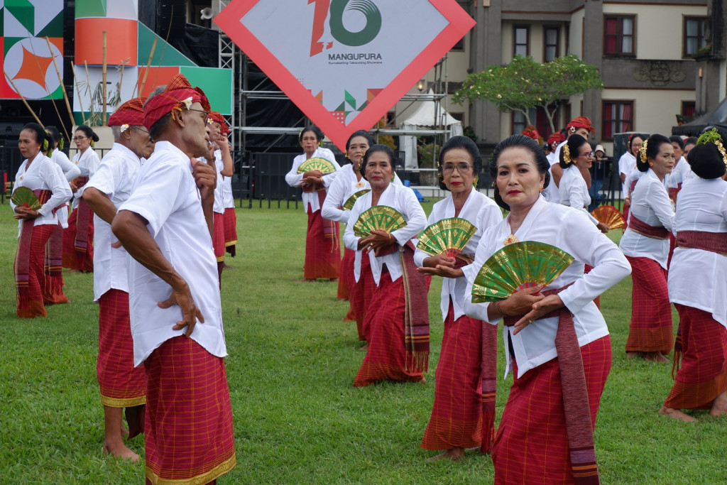 Janger Lanjut Usia Desa Mekar Bhuwana Ikut Memeriahkan HUT Mangupura Ke 16 Tahun