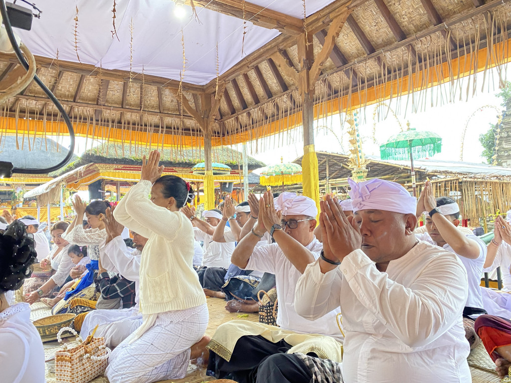 Pemerintah Desa Mekar Bhuwana Laksanakan Bhakti Penganyaran di Pura Penataran Puncak Mangu