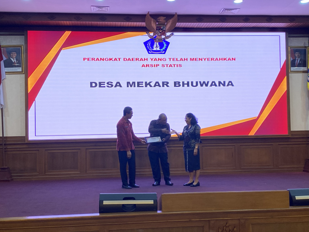 Desa Mekar Bhuwana Menerima Penghargaan atas Penyerahan Arsip Statis dalam Acara Pengawasan Kearsipan Tahun 2025