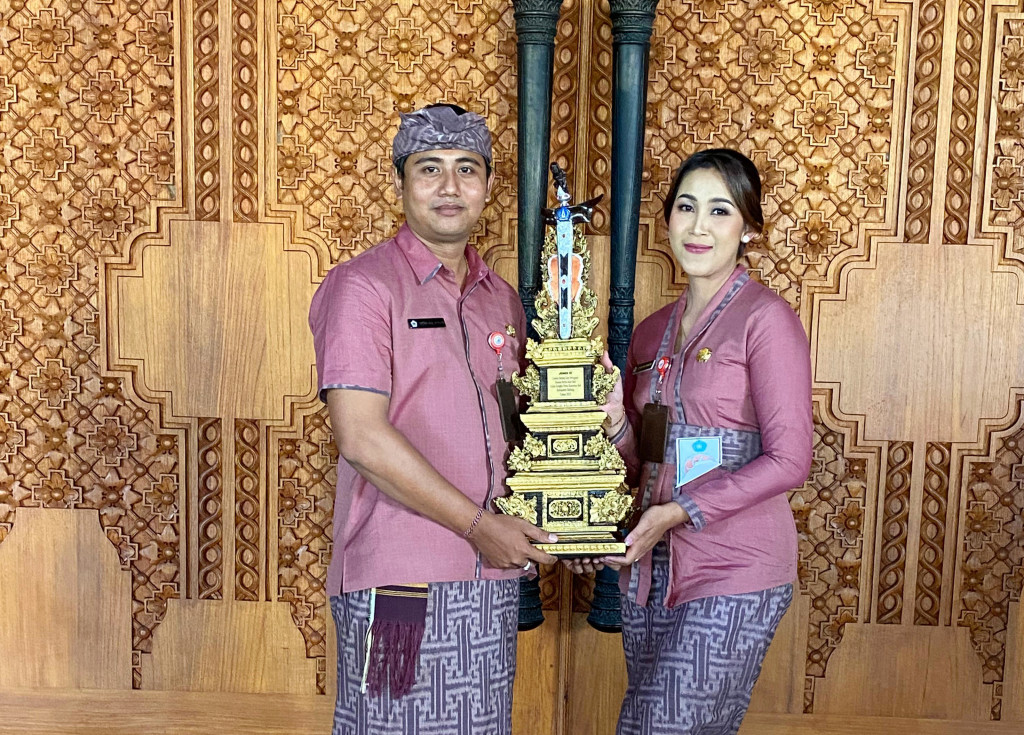 Raih Juara III Lomba Busana Kerja