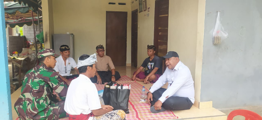 Perbekel Mekar Bhuwana Melayat ke Rumah Duka Warga yang Meninggal