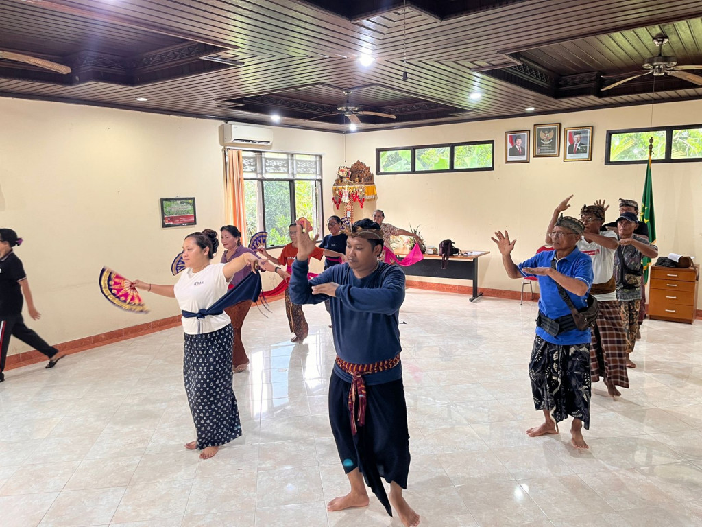 Latihan Tari Janger Lansia Desa Mekar Bhuwana