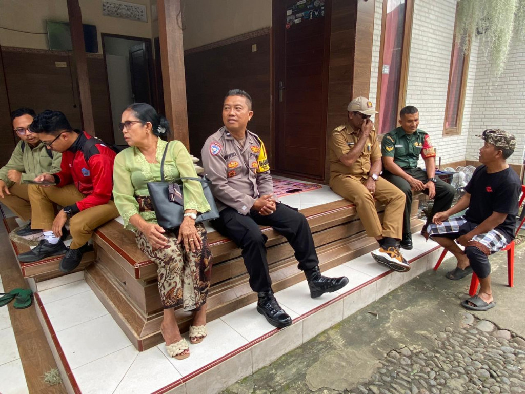 PERBEKEL MENGWITANI MELAYAT DI BR. DUKUH GONG, MENGWITANI