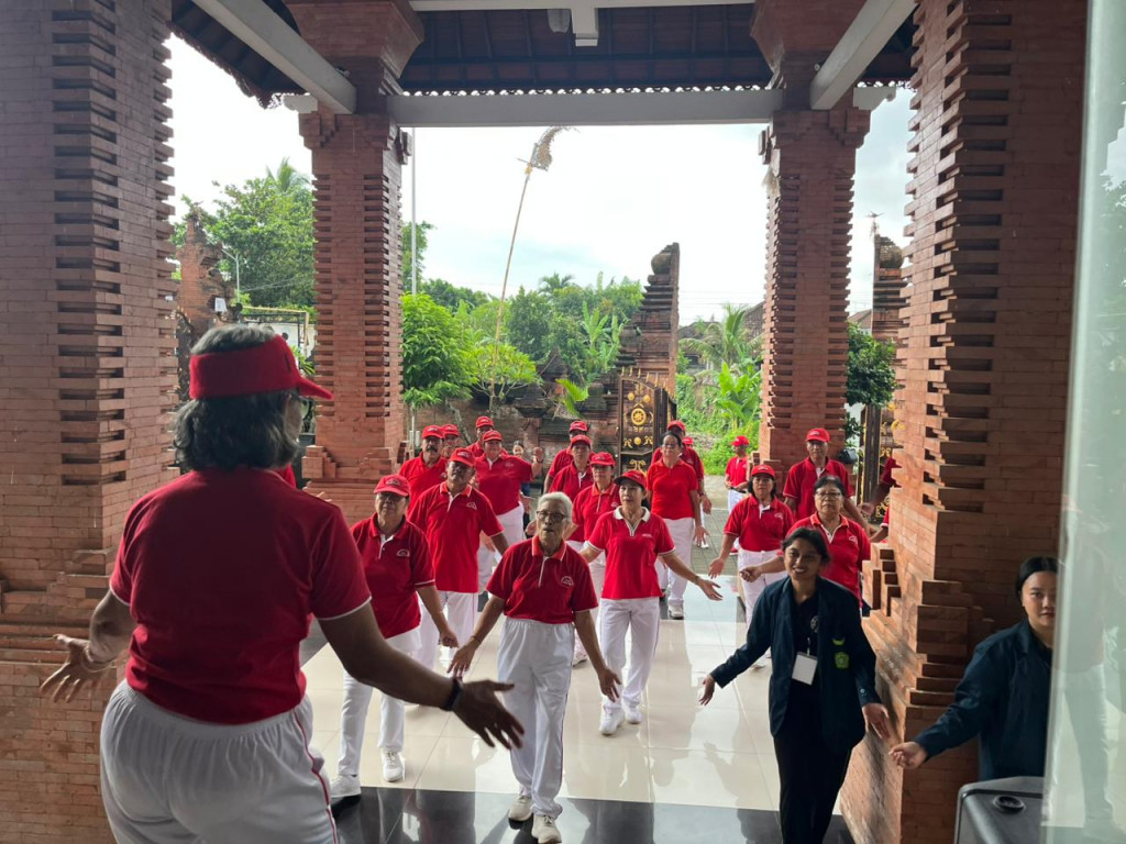 "JUMAT CERIA" SENAM SEHAT DI KANTOR PERBEKEL MENGWITANI