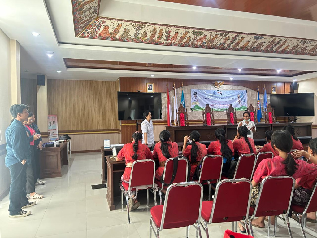 PEMBINAAN DAN POSYANDU BINA KELUARGA REMAJA DI RUANG RAPAT SAHITYA HITA GOSANA KANTOR PERBEKEL DESA MENGWITANI