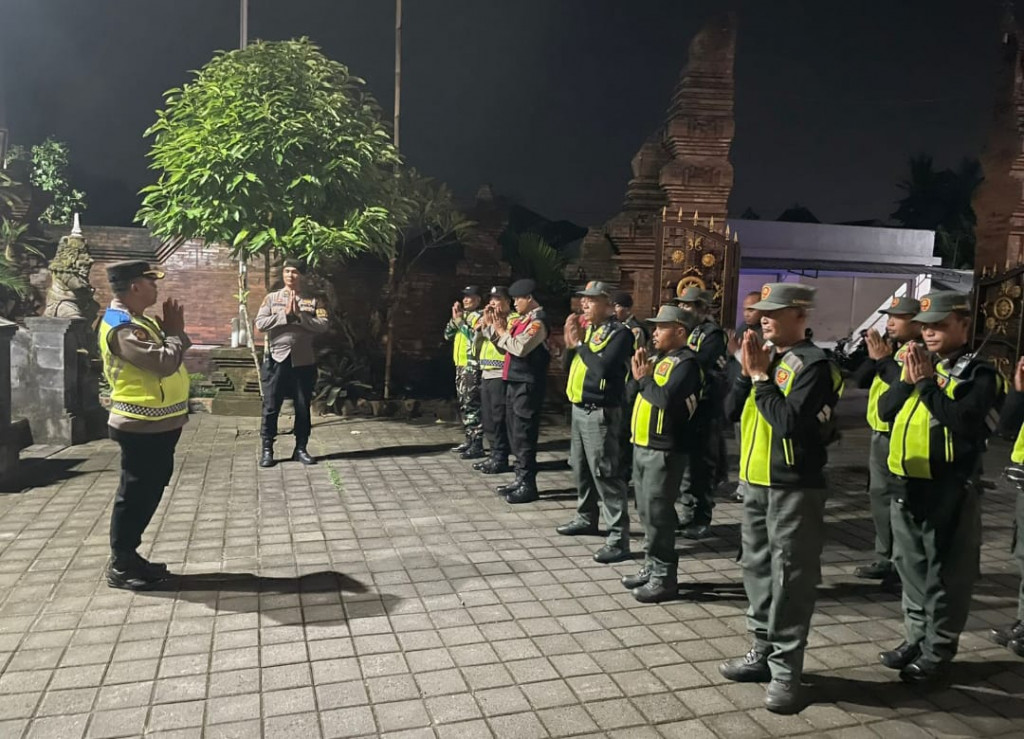 KAPOLSEK MENGWI PIMPIN PATROLI TERPADU BERSAMA LINMAS DESA MENGWITANI