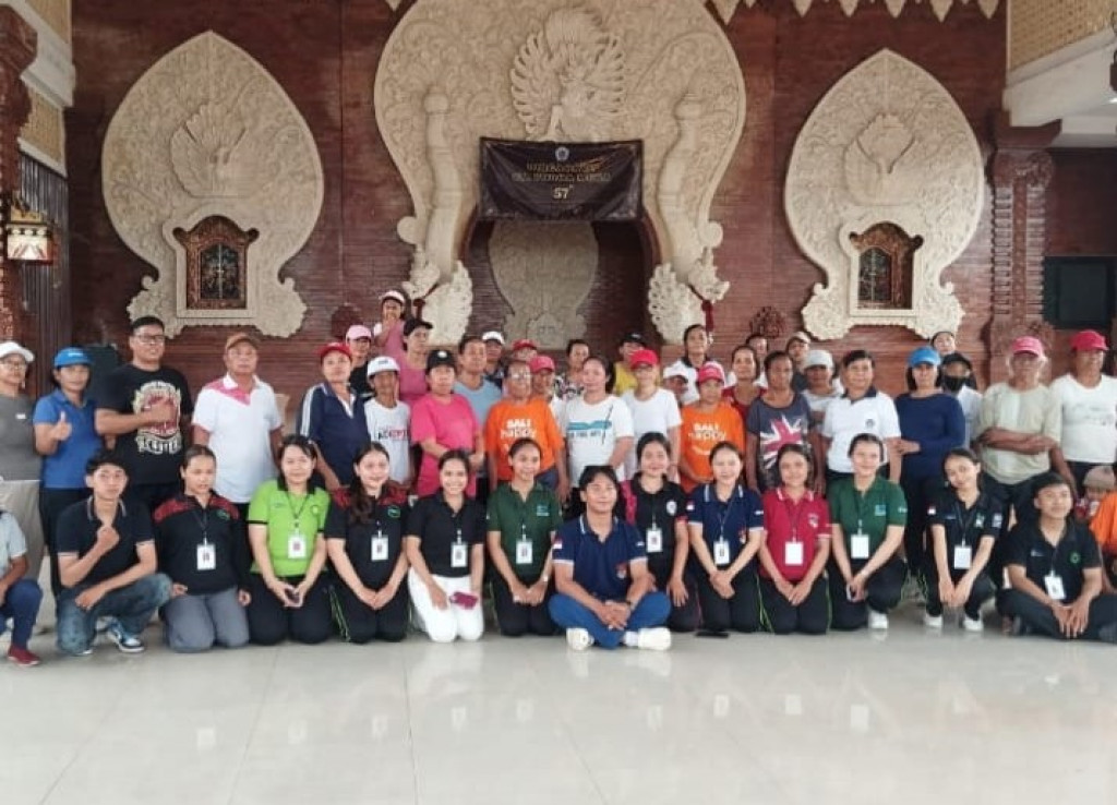 MAHASISWA IPE POLTEKKES DENPASAR MEMBERIKAN EDUKASI KEEHATAN DAN SENAM LANSIA DI BR. DAJAN PEKEN, MENGWITANI