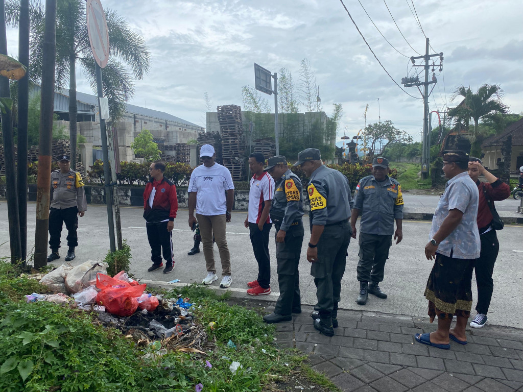 PERBEKEL MENGWITANI SIDAK SAMPAH DI SEPANJANG JALAN TERMINAL MENGWI