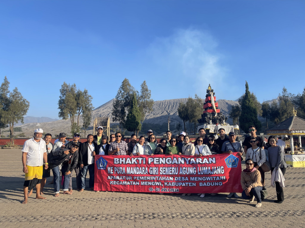 BHAKTI PENGANYARAN KE PURA MANDARA GIRI SEMERU AGUNG LUMAJANG DAN KE PURA POTEN BROMO OLEH APARATUR PERANGKAT DESA MENGWITANI
