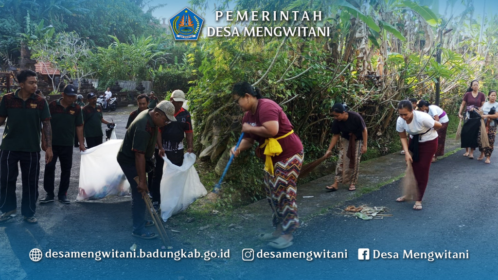 GOTONG ROYONG SEKALIGUS EDUKASI BAG KOMPOSTER LPM DESA MENGWITANI DI BR BATUR SARI, MENGWITANI