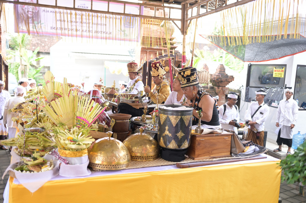 MECARU MANCA RUPA RANGKAIAN KARYA NGANTEG LINGGIH KANTOR PERBEKEL DESA MENGWITANI