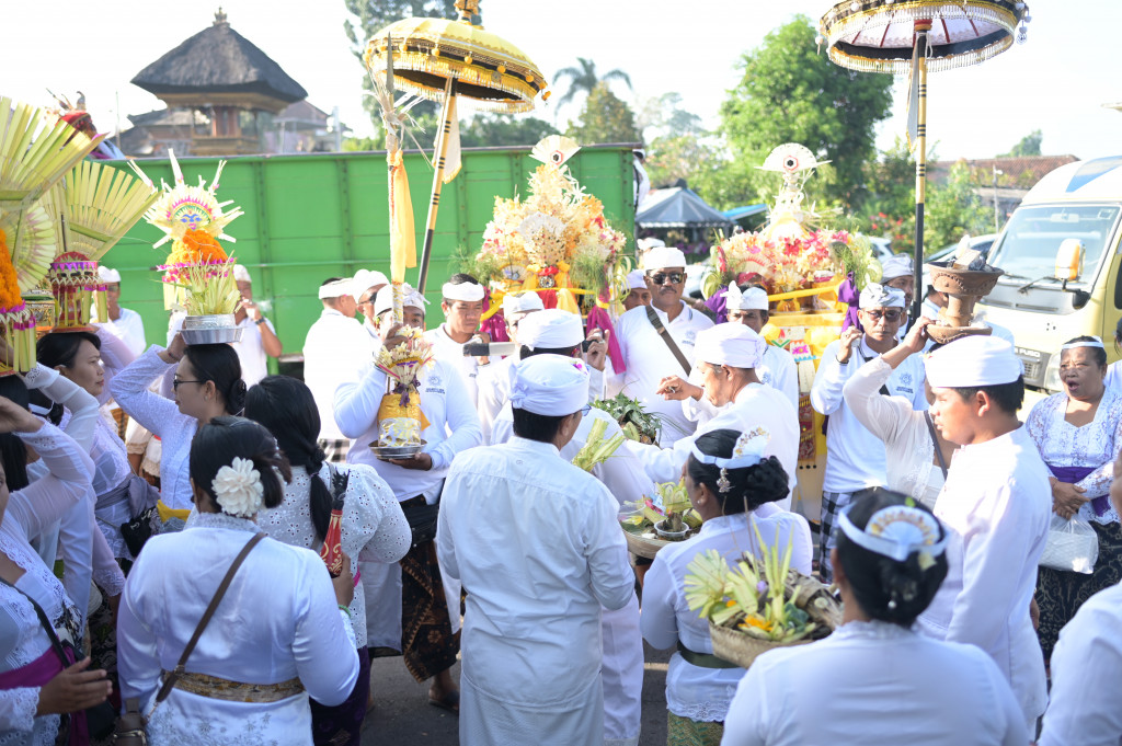 BERLANGSUNG KEGIATAN MENDAK SIWI DAN MELASTI DI PANTAI SESEH DALAM RANGKAIAN ACARA KARYA NGANTEG LINGGIH KANTOR PERBEKEL DESA MENGWITANI.