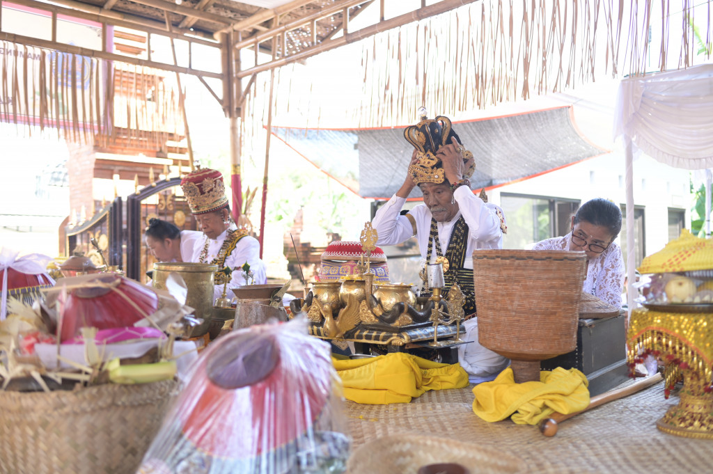 PUNCAK KARYA MAMUNGKAH ,NGANTEG LINGGIH ,MEPEDUDUSAN ALIT MEDASAR TAWUR MANCA RUPA , KANTOR PERBEKEL DESA MENGWITANI.