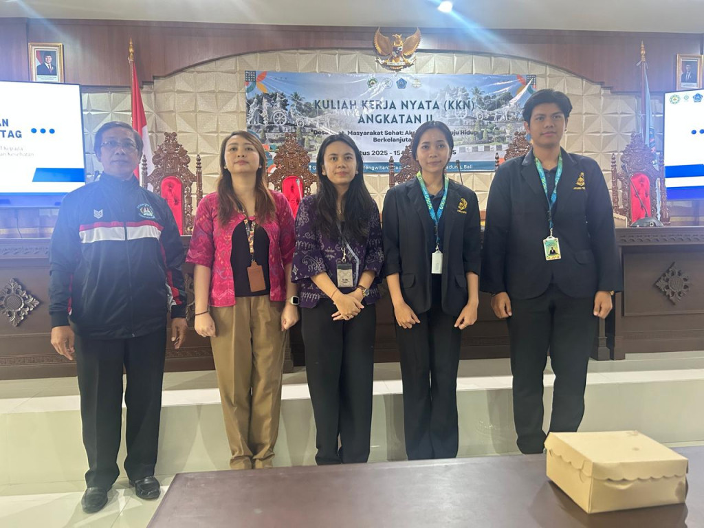 Bapak Sekeretaris Desa Mengwitani melakukan Penerimaan KKN dari mahasiswa Institut  Teknologi Bintang persada.