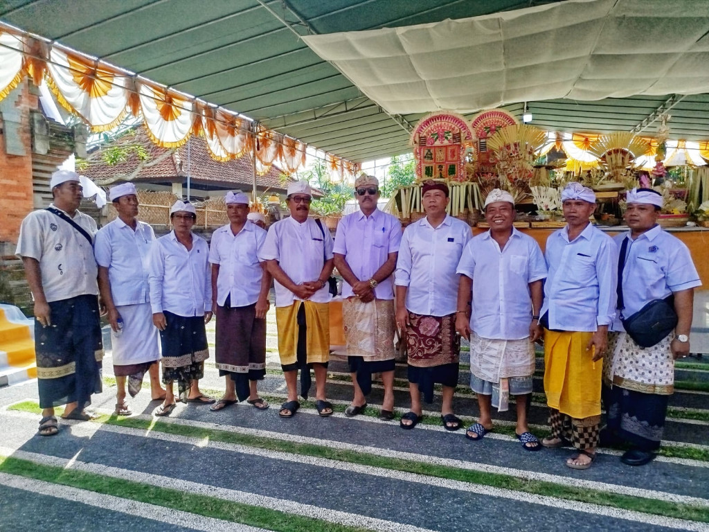 Bapak Perbekel dan Bapak Ketua BPD Desa Mengwitani didampingi Oleh Kelian Banjar Dinas Menghadiri Undangan Karya Ngenteg Linggih Ring Pura Batarateng Br. Menak Beringkit.