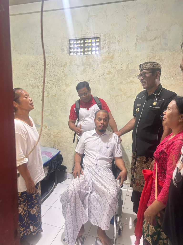 Bapak Perbekel Desa Mengwitani Beserta Ibu Kasi Pelayanan dan didampingi Oleh Kelian Banjar Dinas Dajan Peken Memberikan Bantuan Kursi Roda Kepada  JERO MANGKU PUSEH ( I NYOMAN GEDE HARIMBAWA  ) yang membutuhkan.