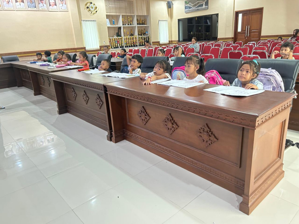 Berlangsung Kegiatan Bimbel Bahasa Inggris Yang Berlokasi Di Ruang Rapat Sahitya Hita Gosana Kantor Perbekel Desa Mengwitani