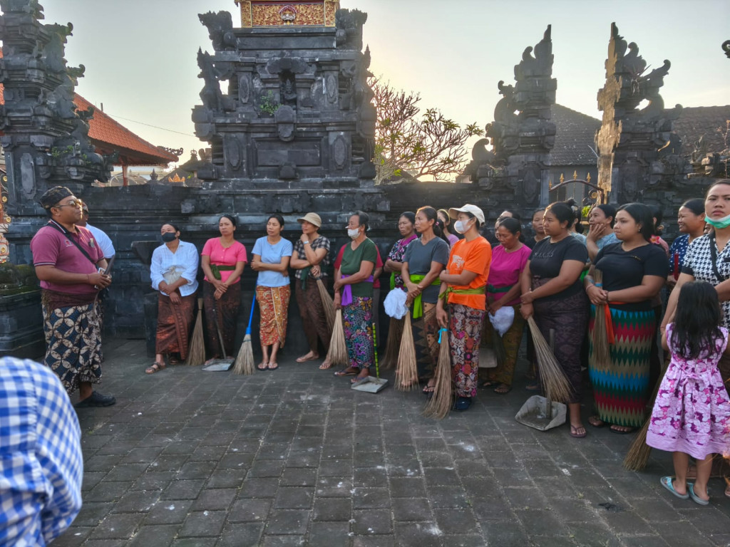 Berlangsung Kegiatan Mereresik Serta Penanaman Pohon Oleh LPM desa Mengwitani Di Wilayah Banjar Dinas Panca Warga yang Didampingi Langsung Oleh Kelian Banjar dinas Yang Mewilayahi.