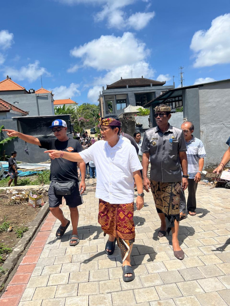 Bapak Perbekel Mendampingi Bapak Dan Ibu Bupati Badung dan didampingi oleh  Bapak Camat Mengwi meninjau lokasi yang terdampak Bencana Banjir Di wilayah Banjar Dinas Kelod kauh.