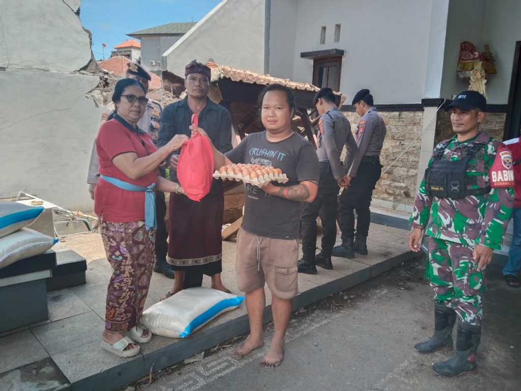 Ibu Ketua PKK Desa Mengwitani didampingi Kelian Banjar Dinas Membagikan Sembako Kepada yang Terdampak Bencana Banjir Di wilayah Banjar Dinas Kelod kauh.
