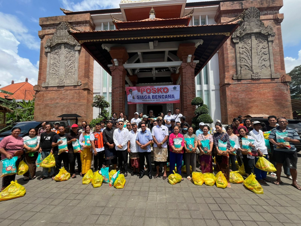 Berlangsung Kegiatan Pembagian Sembako kepada Masyarakat Desa Mengwitani yang terdampak bencana Banjir yang dihadiri langsung Oleh Bapak Senator Dpd Bali , Bapak Wakil Dprd Kab.Badung, Anggota Dprd Kab.Badung, dan Bapak Camat Mengwi yang Didampingi Langsu