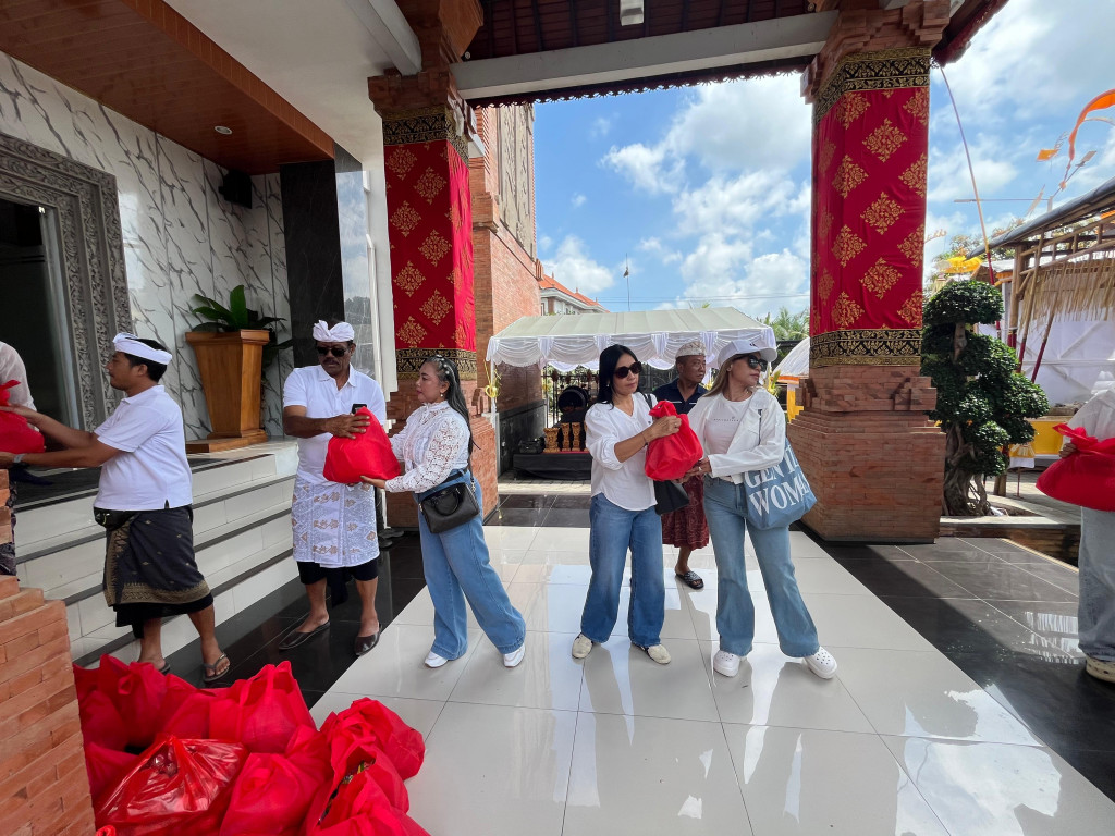 Bapak Perbekel beserta Bapak Ketua BPD menerima bantuan sembako dari paguyuban arisan ibu dari desa adat pecatu.