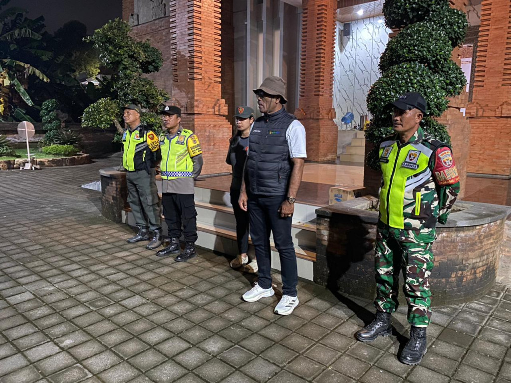 PEMERINTAH DESA MENGWITANI BERSAMA LINMAS MELAKSANAKAN PENGAMANAN MALAM TAHUN BARU 2026