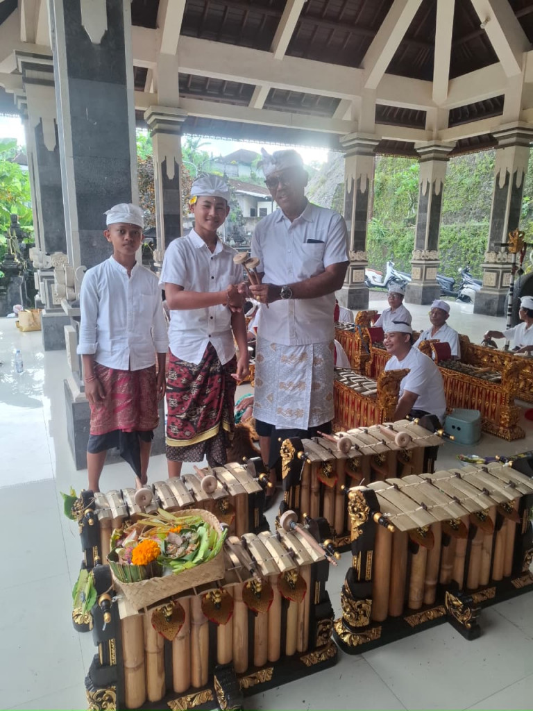SERAH TERIMA 2 PASANG GENDER WAYANG KEPADA SANGGAR GIRI SUARA KENCANA, BR. SELAT BERINGKIT, MENGWITANI