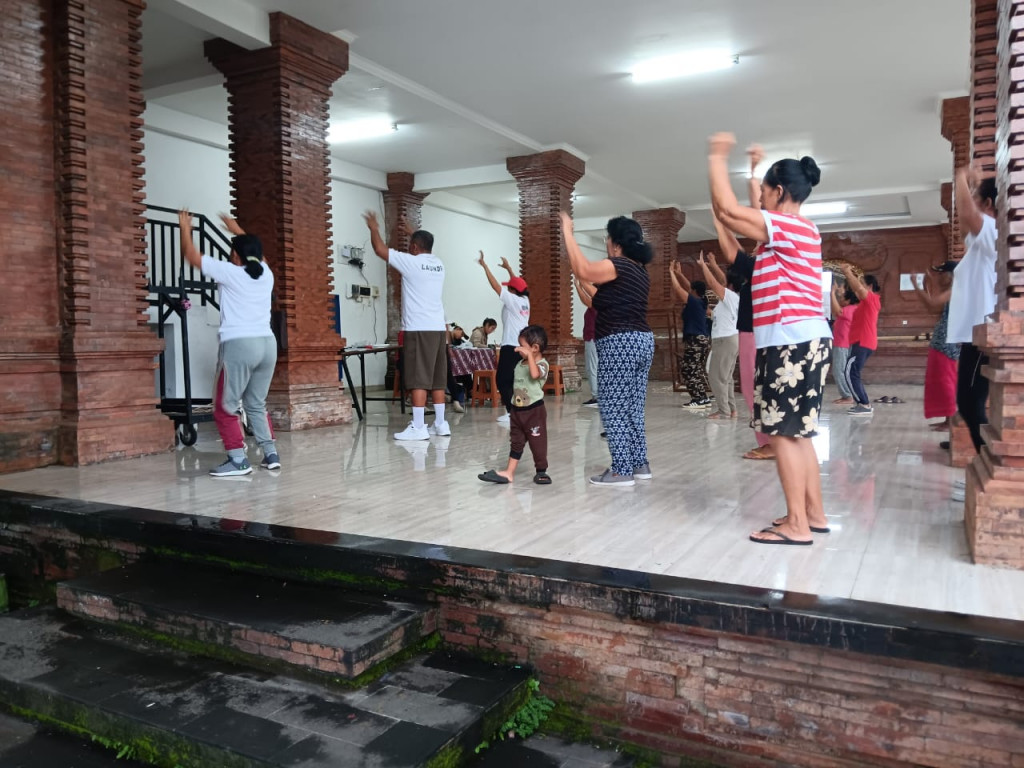 KEGIATAN SENAM LANSIA DAN PEMBERIAN PMT BR. KELOD KAUH BERINGKIT, MENGWITANI