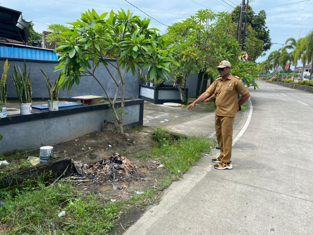 PERBEKEL MENGWITANI SIDAK BANGUNAN DAN TEMPAT BILLIARD DI JL. TERMINAL MENGWI