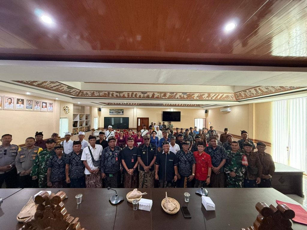 RAPAT KOORDINASI DESA MENGWITANI DENGAN DESA KEKERAN MEMBAHAS LAPANGAN & GOR PRATU RAI MADRA