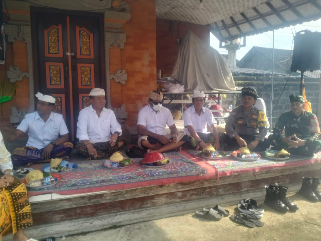 PERBEKEL MENGWITANI MENGHADIRI UPACARA MELASPAS GEDONG RATU GEDE PURA DALEM TUNGKUB MENGWITANI