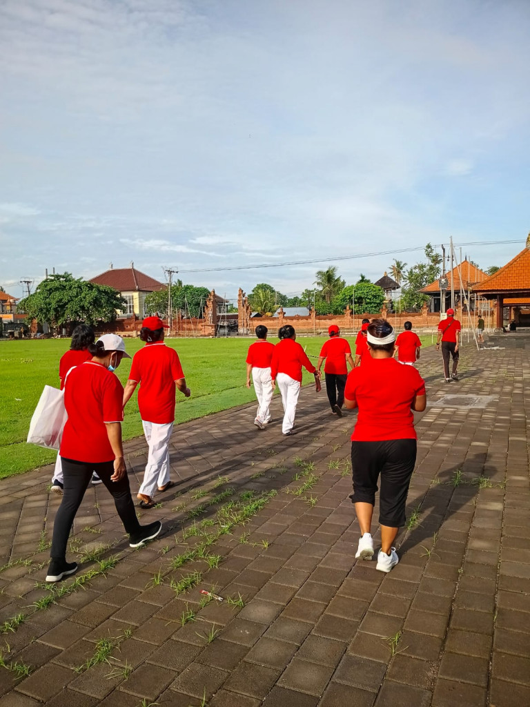 KEGIATAN JALAN SEHAT LANSIA DAN PEMBERIAN PMT BR. CULAG-CALIG, MENGWITANI