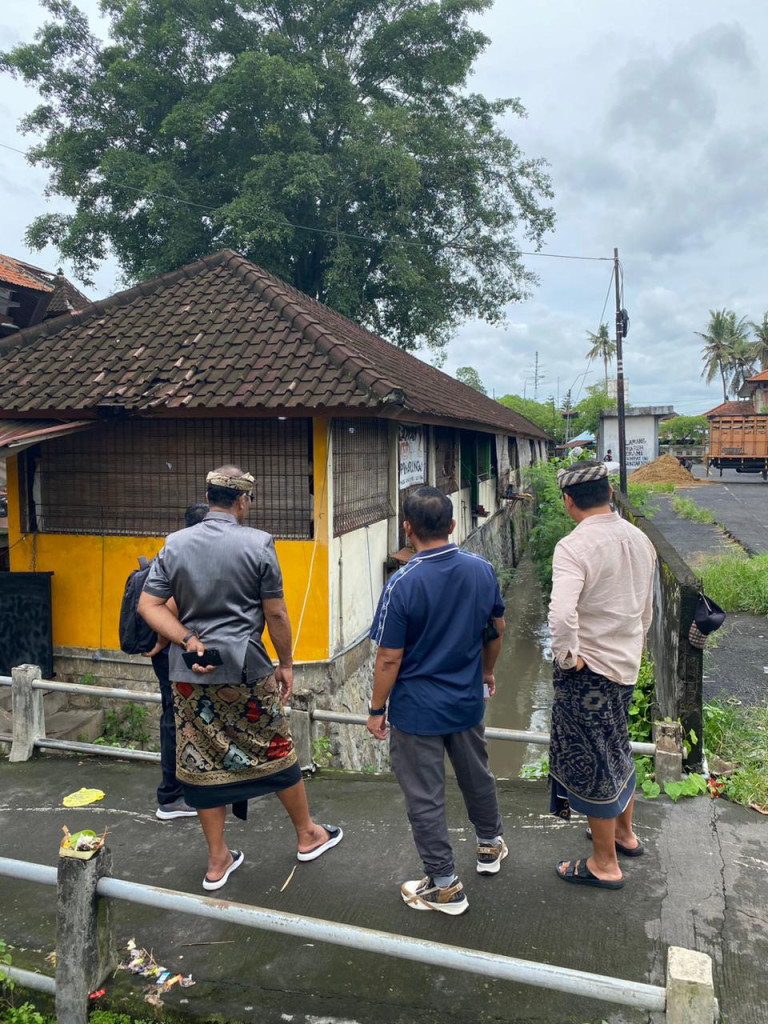 PERBEKEL MENGWITANI MENINJAU SALURAN IRIGASI DI PASAR BERINGKIT