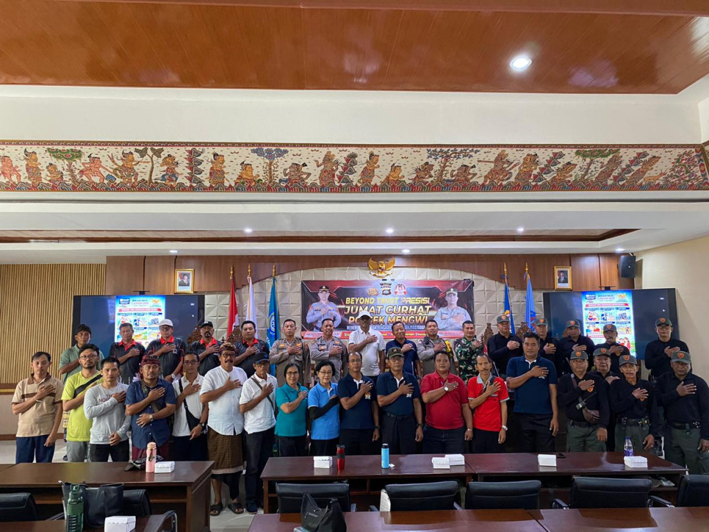 SERAP ASPIRASI MASYARAKAT KAPOLSEK MENGWI GELAR "JUMAT CURHAT" DI KANTOR PERBEKEL MENGWITANI